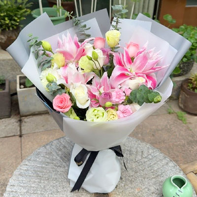 阜阳9朵玫瑰混搭百合，爱恋纯真无邪