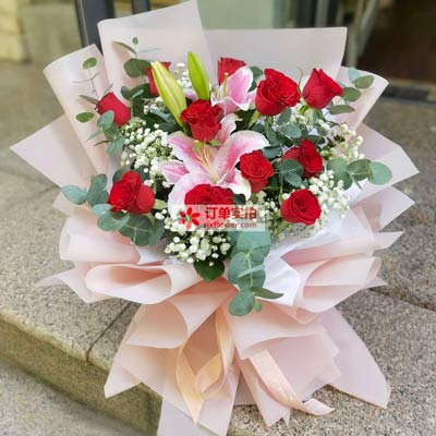 阜阳11朵红玫瑰百合，全世界里只有一个你